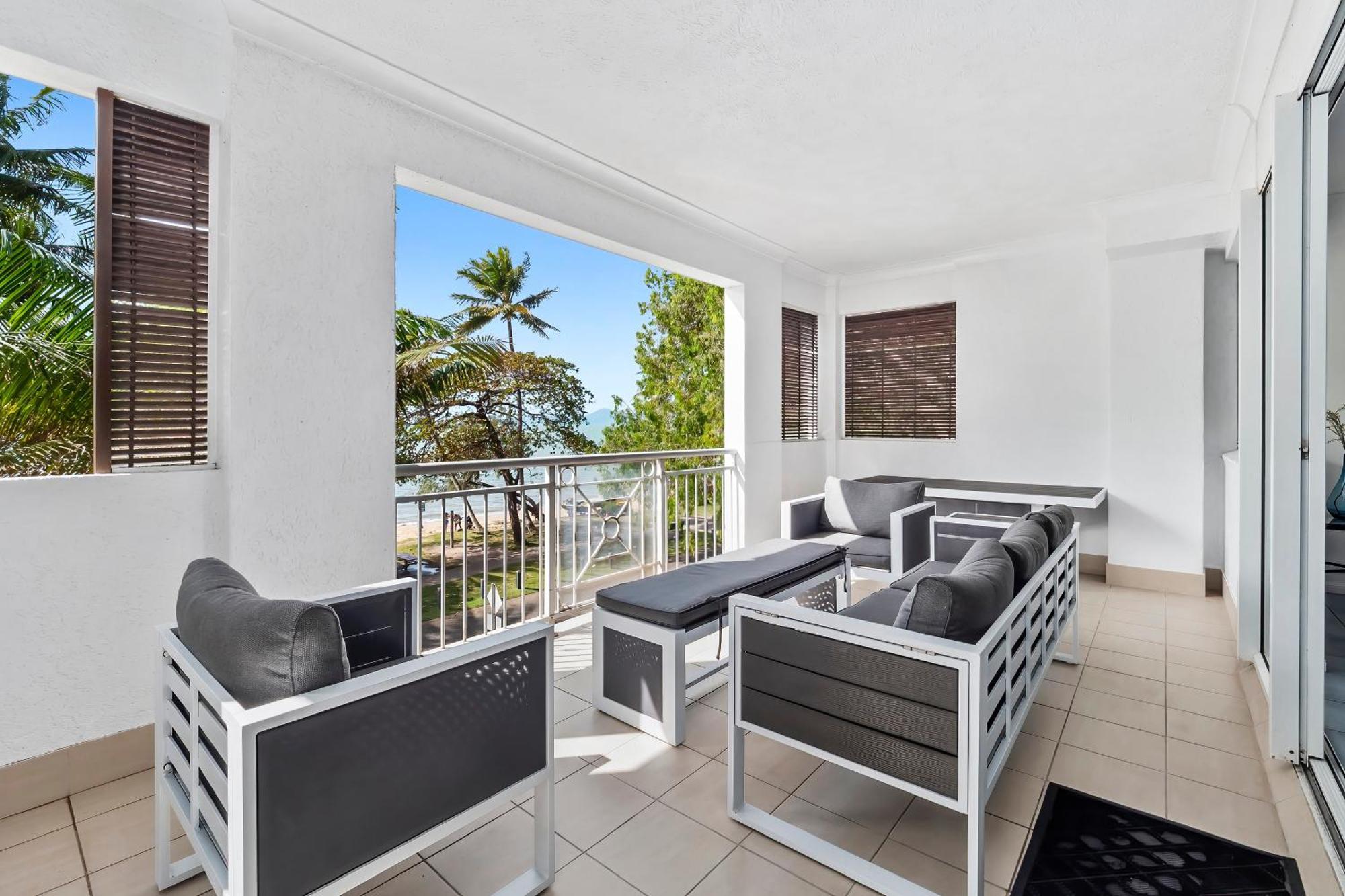 Alassio Beachfront Apartments Palm Cove Room photo