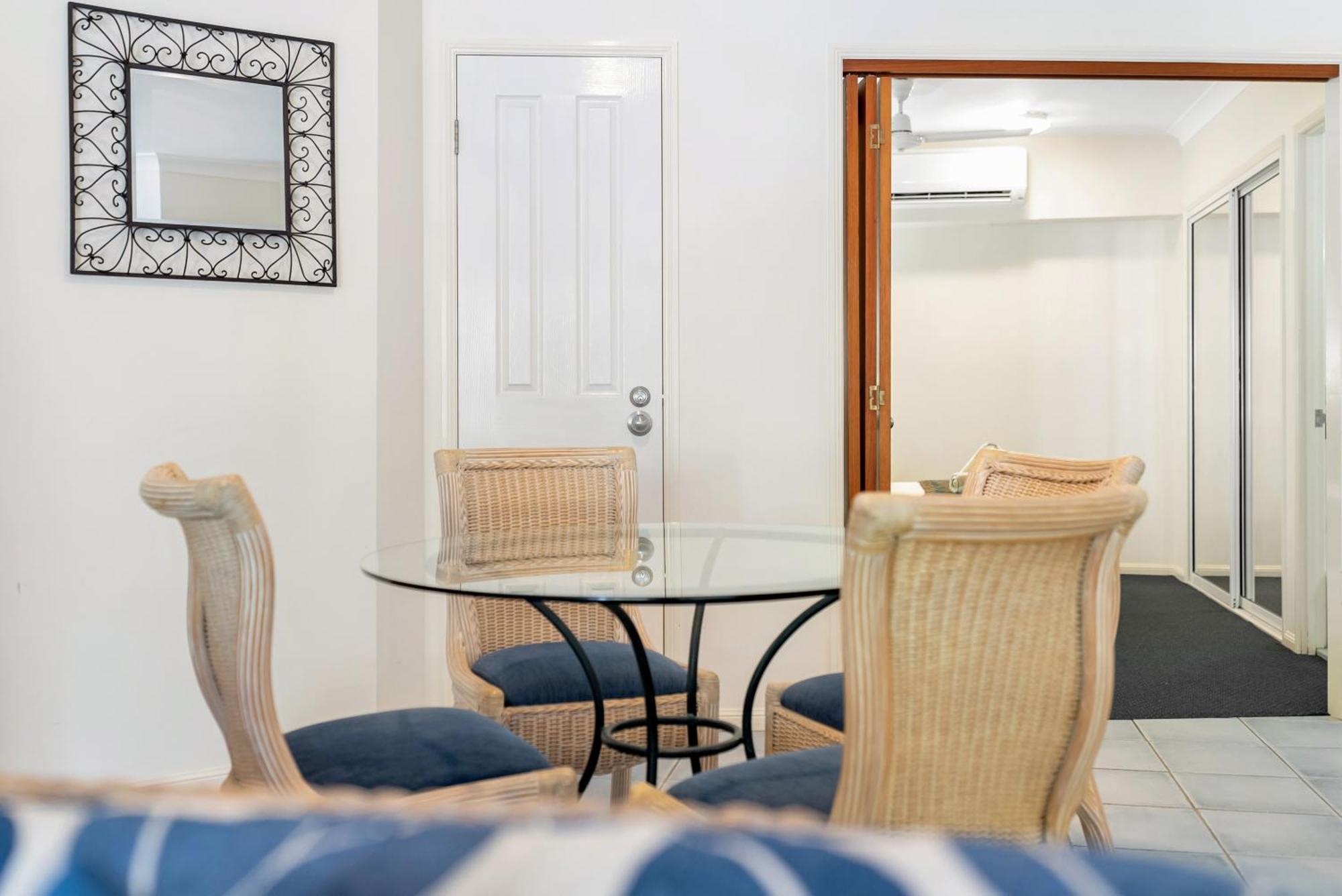 Alassio Beachfront Apartments Palm Cove Room photo